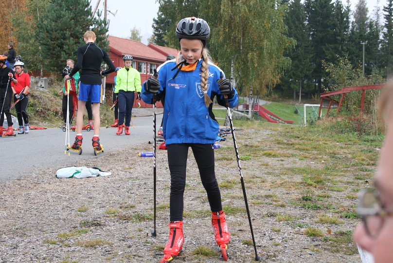 En ung Mathilde Myhrvold i aksjon på Vind idrettsplass.