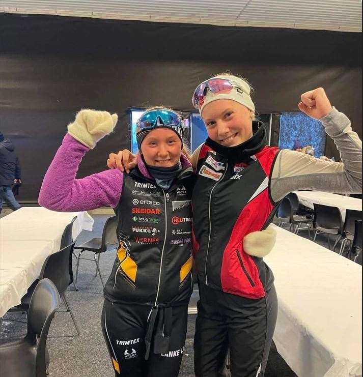 Eline Klevberg Lerfall tv. uttat til Nordisk Juniorlandskamp. Her sammen med Johanne Bjugan.