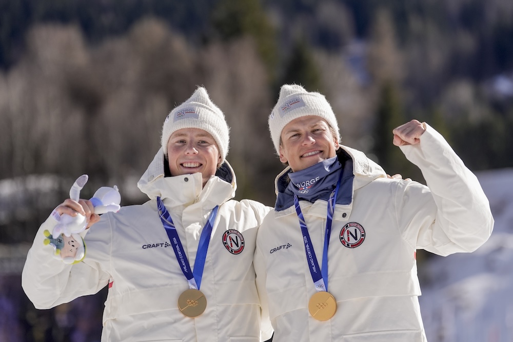 Einar Hedegart og Johannes H&oslash;sflot Kl&aelig;bo gikk inn til OL-gull p&aring; lagsprinten i Italia. (Foto: NTB/Terje Pedersen)