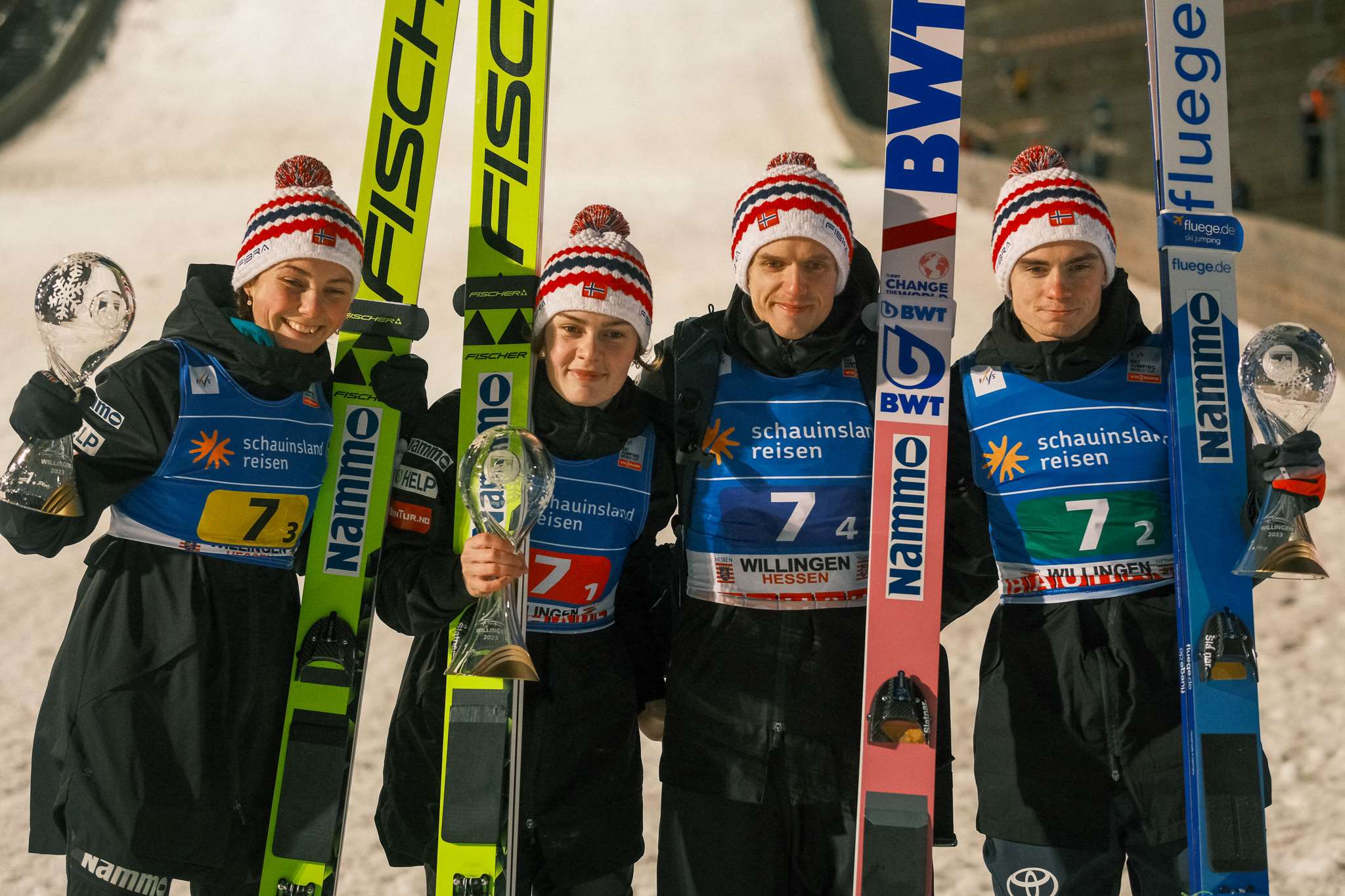 Silje, Anna, Halvor og Marius etter seieren i mixed team-konkurransen i Willingen