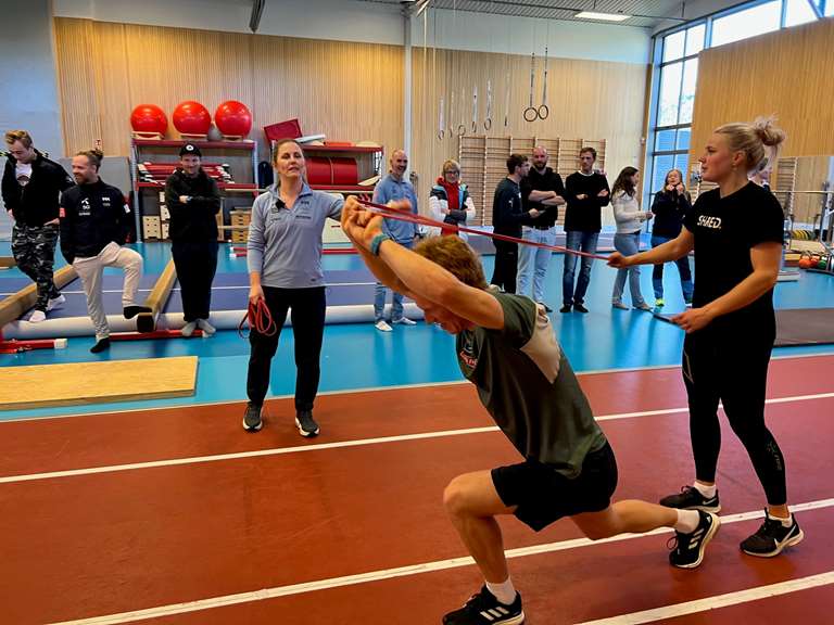 Synne Sofie Stangeland instruerer en lett blanding av alpinister og langrennsløpere.