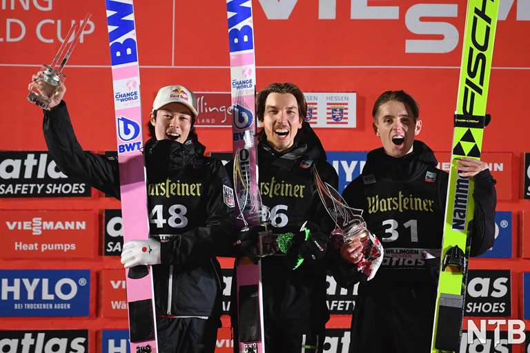 Norske Johann Forfang og Kristoffer Sundal på pallen i Willingne sammen med Ryoyu Kobayashi