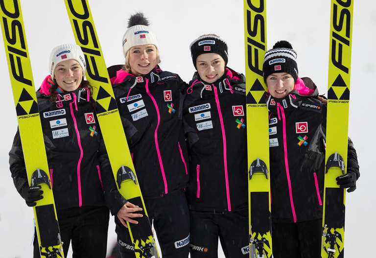 Fire jenter klare for storbakken
