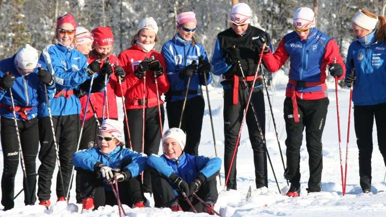 Unge skiløpere på samling