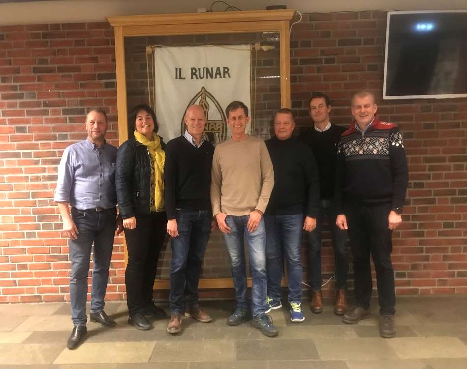 Ildsjeler fra IL Runar ski sammen med skipresident Erik Røste og styreleder i TVSK Johnny Mortensen