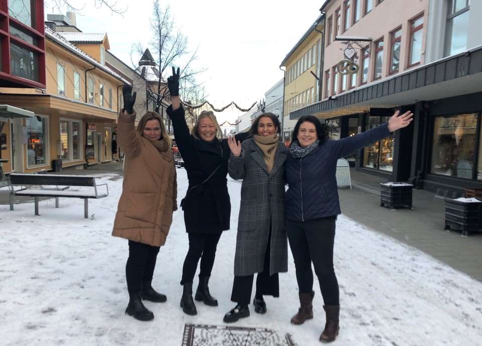 Bilde av Gry Merete Svenskerud (f.v), Line Kildal, Hedda Enersen og Marianne Aashaug inviterer til barneskirenn i Storgate tirsdag 17. januar – i tillegg til en rekke andre arrangementer i sentrum i forbindelse med Ski-NM.